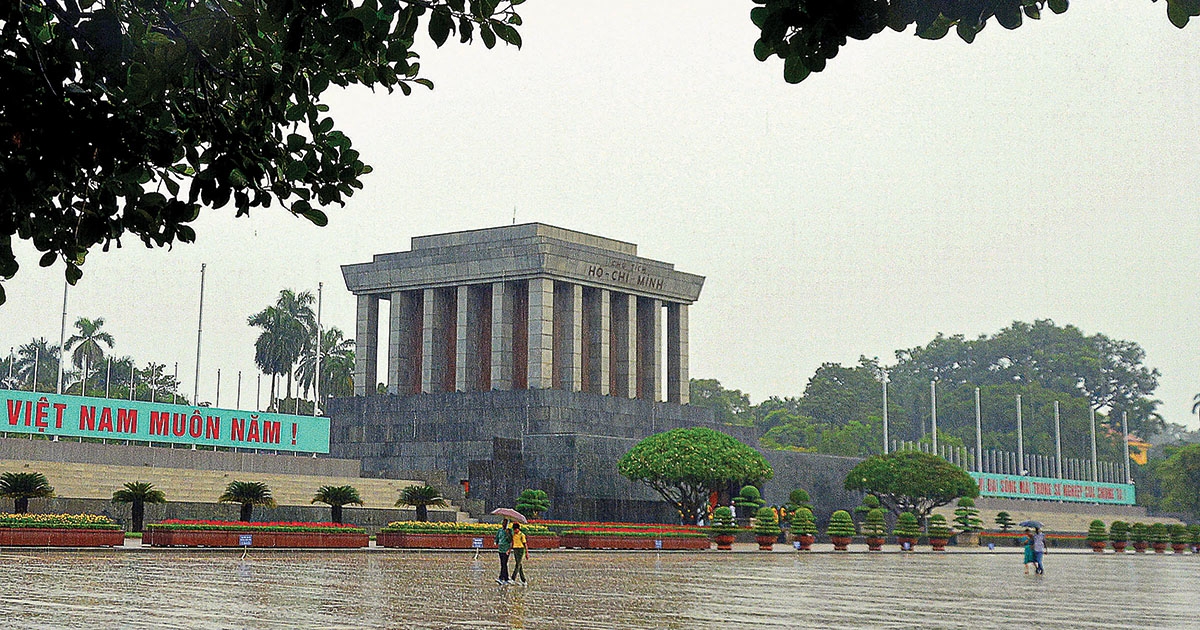 Brutális építészet zuhogó esőben